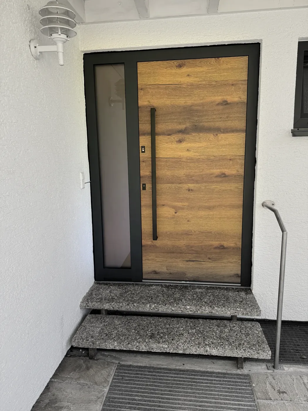 Aluminium-Tür in Holzdekor mit Glas-Seitenteil links