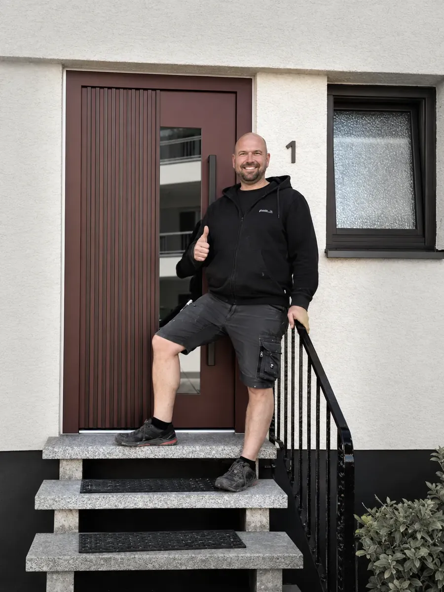 Marc Stemmler vor einem Hauseingang