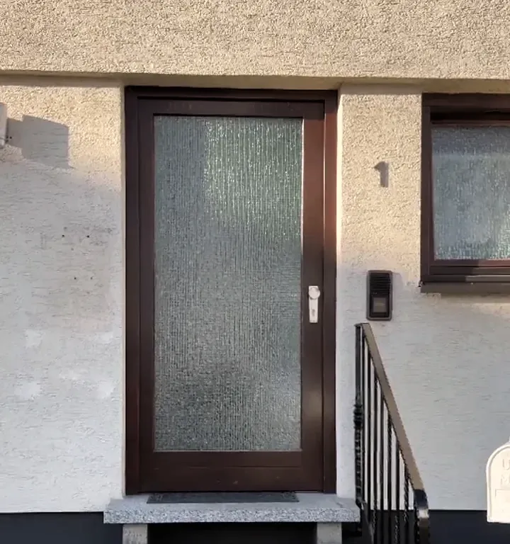 Die alte Holztür mit Ornamentglas