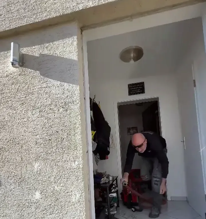 Marc Stemmler baut die alte Tür aus