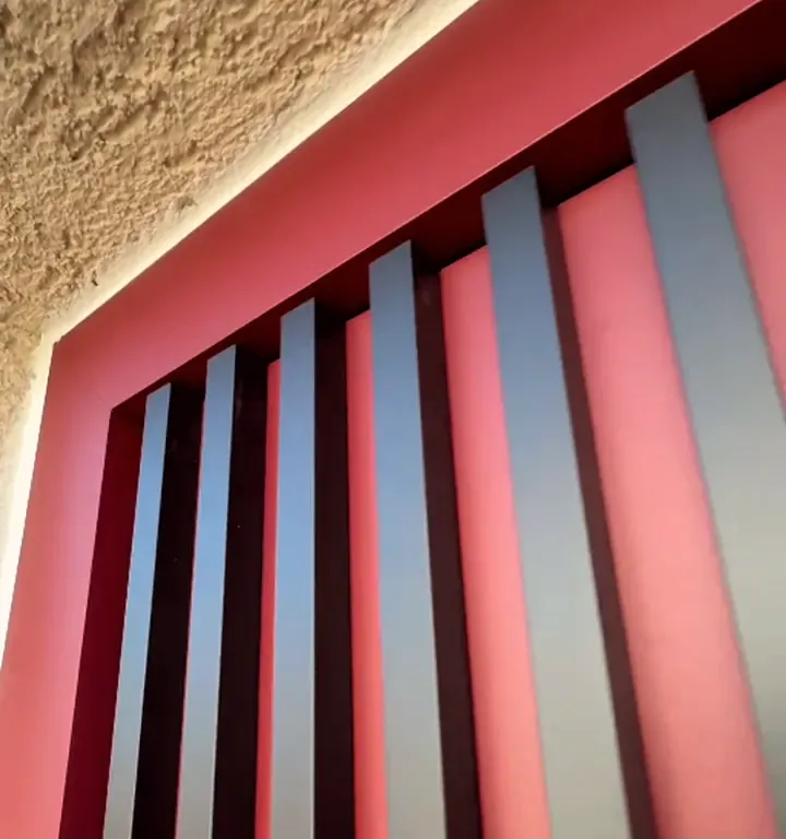 Detail der neuen roten Tür