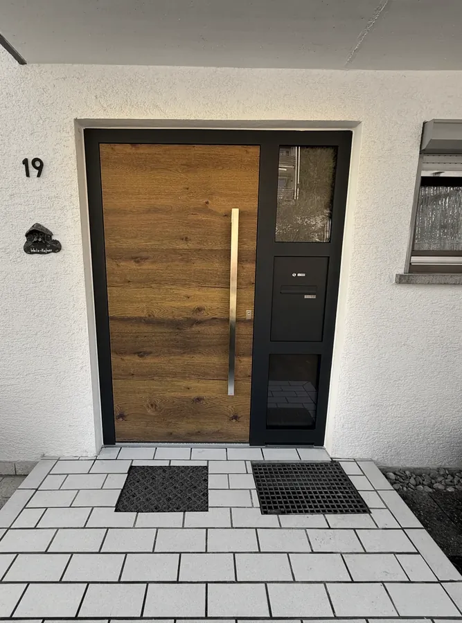 Aluminium-Tür in Holzdekor mit Glas-Seitenteil