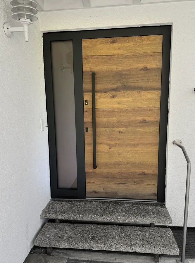 Aluminium-Tür in Holzdekor mit anthrazitfarbenem Seitenteil