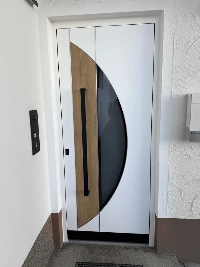 Weiße Tür mit Halbbogen in Holzoptik