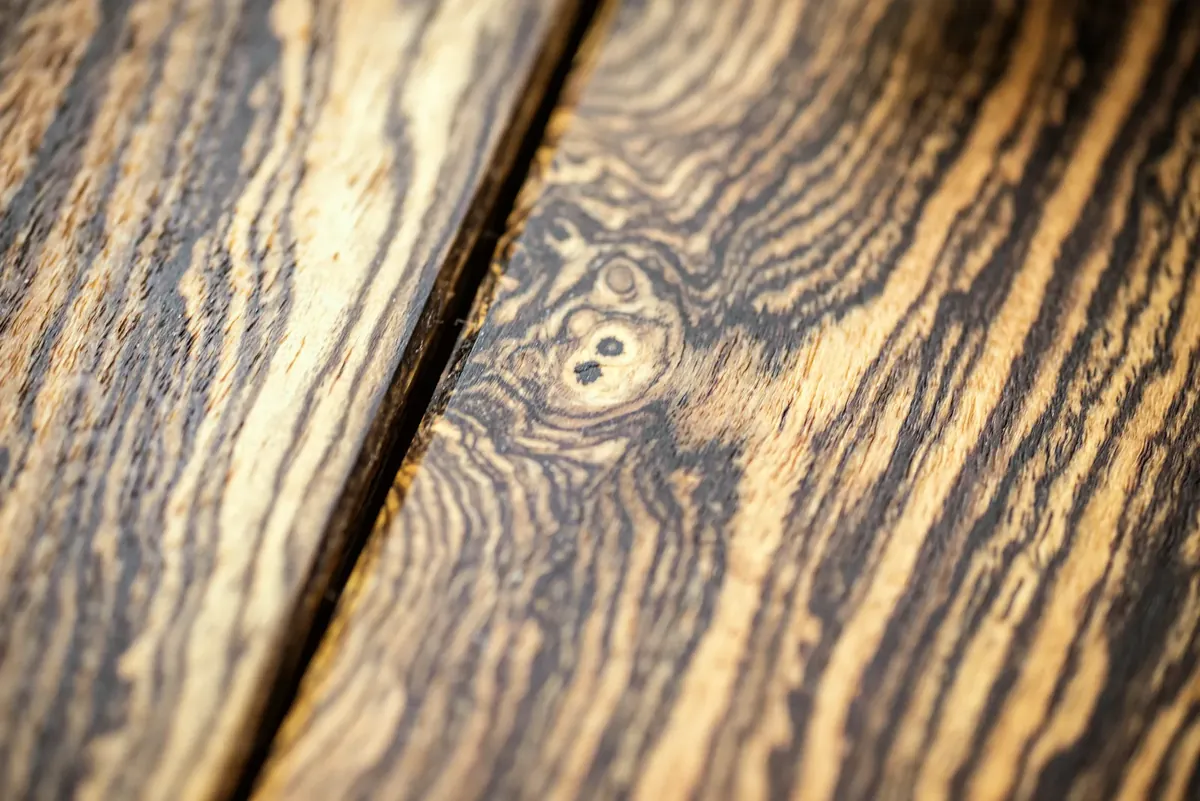 Detail: Maserung des Klangholzes Bocote