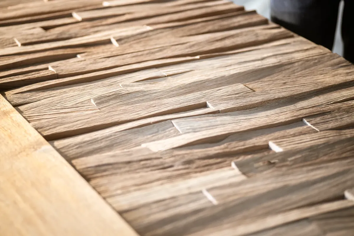 Detail: von Hand gespaltene Axteiche mit tiefer Struktur