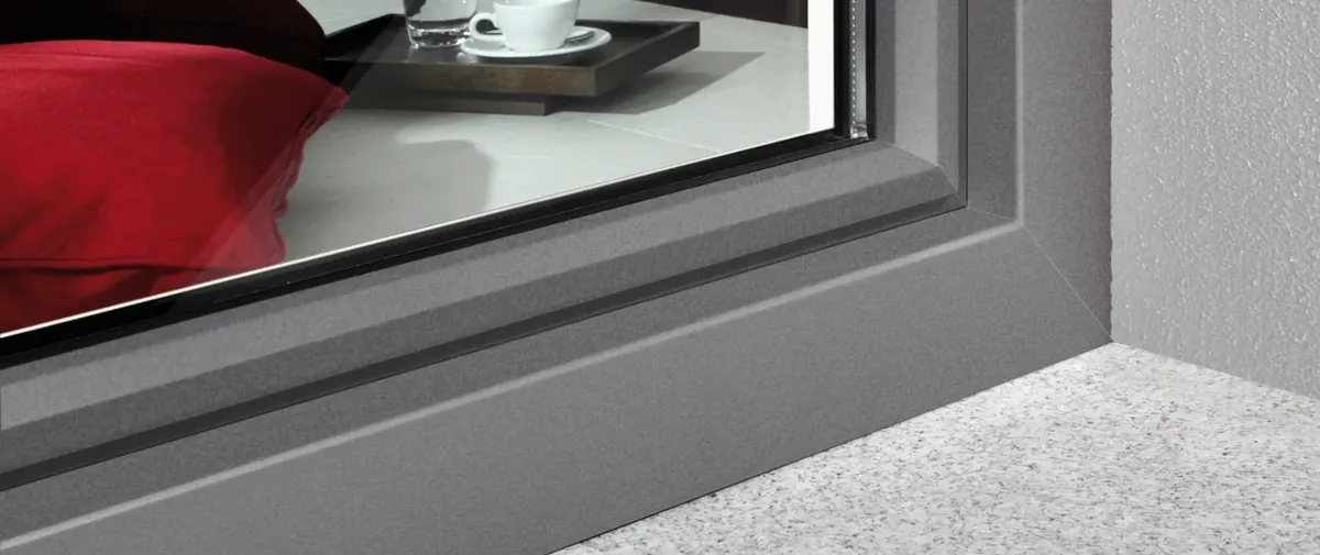 Graue Fensterecke mit Aluminium-Vorsatzschale (Herstellerbild GEALAN)