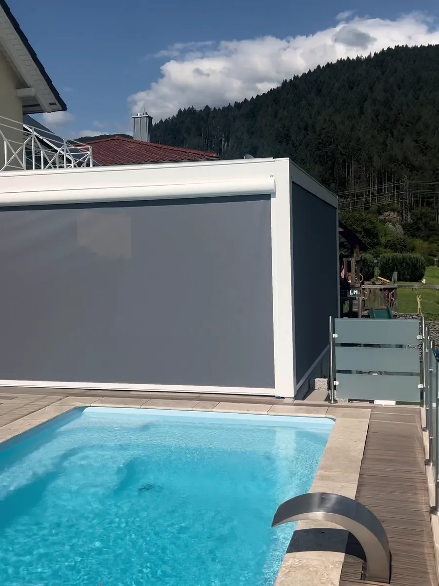 Dasselbe Lamellendach von außen: Markise geschlossen, davor der Pool