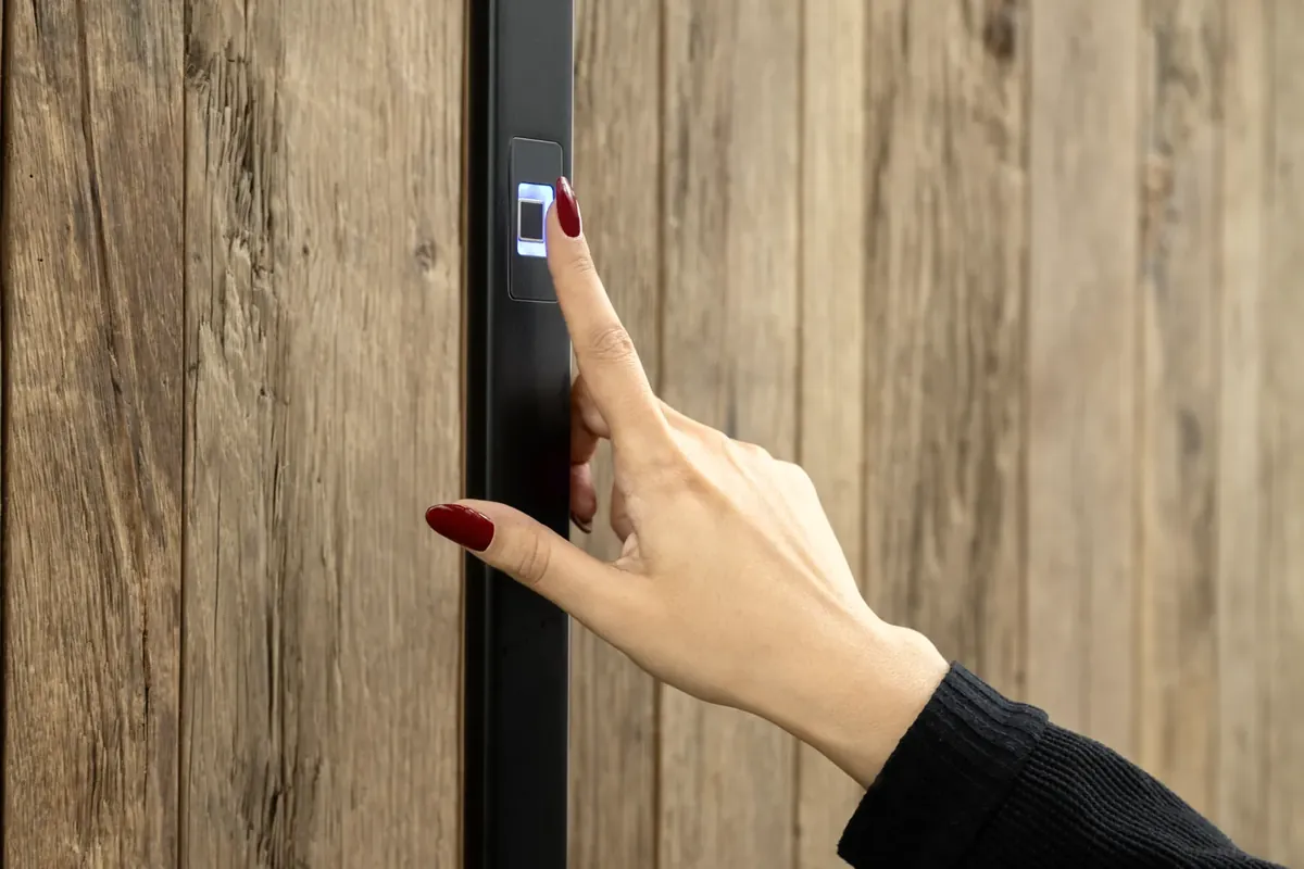 Griffleiste einer FENNEN Pivot mit Fingerscan, eine Hand berührt den Sensor