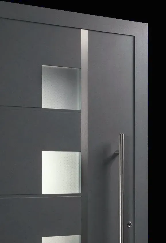 Detail einer anthrazitfarbenen Haustür