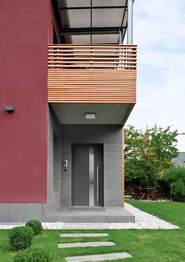 Haustür an einem Haus mit roter Fassade