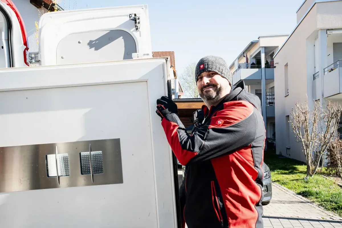 Marc Stemmler mit einem Türblatt am Transporter
