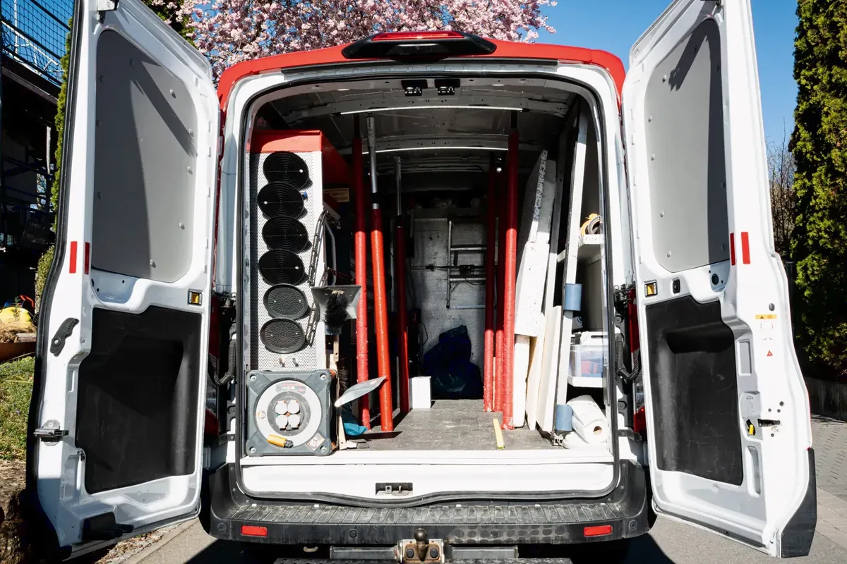Geöffneter Stemmler-Transporter mit sortiertem Werkzeug
