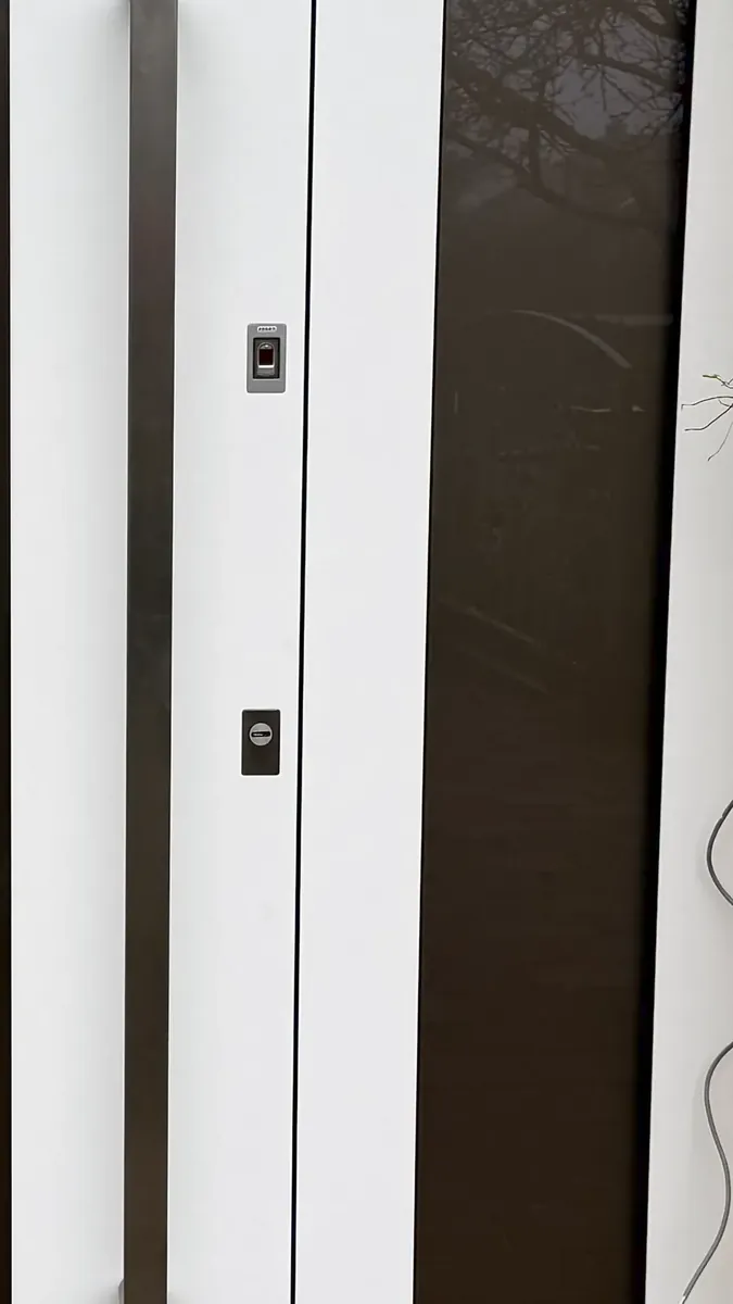 Griffleiste einer von uns eingebauten Haustür mit Fingerscan und bündigem Schließzylinder