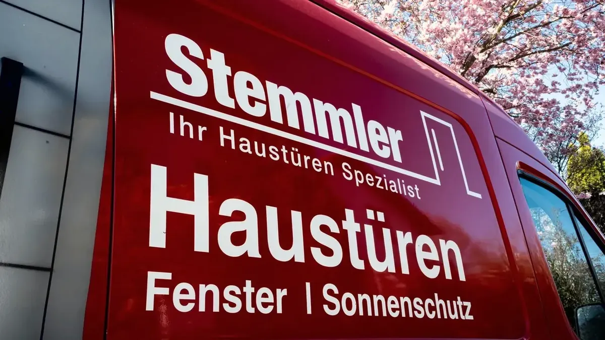 Rot beschrifteter Stemmler-Transporter