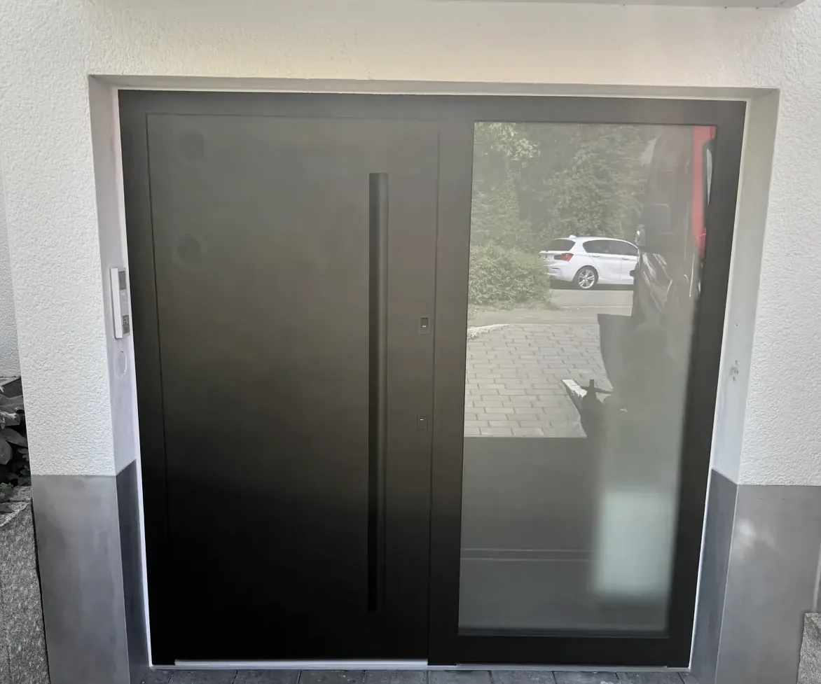 Nachher: anthrazitfarbene Haustür mit großem Glas-Seitenteil in derselben Öffnung