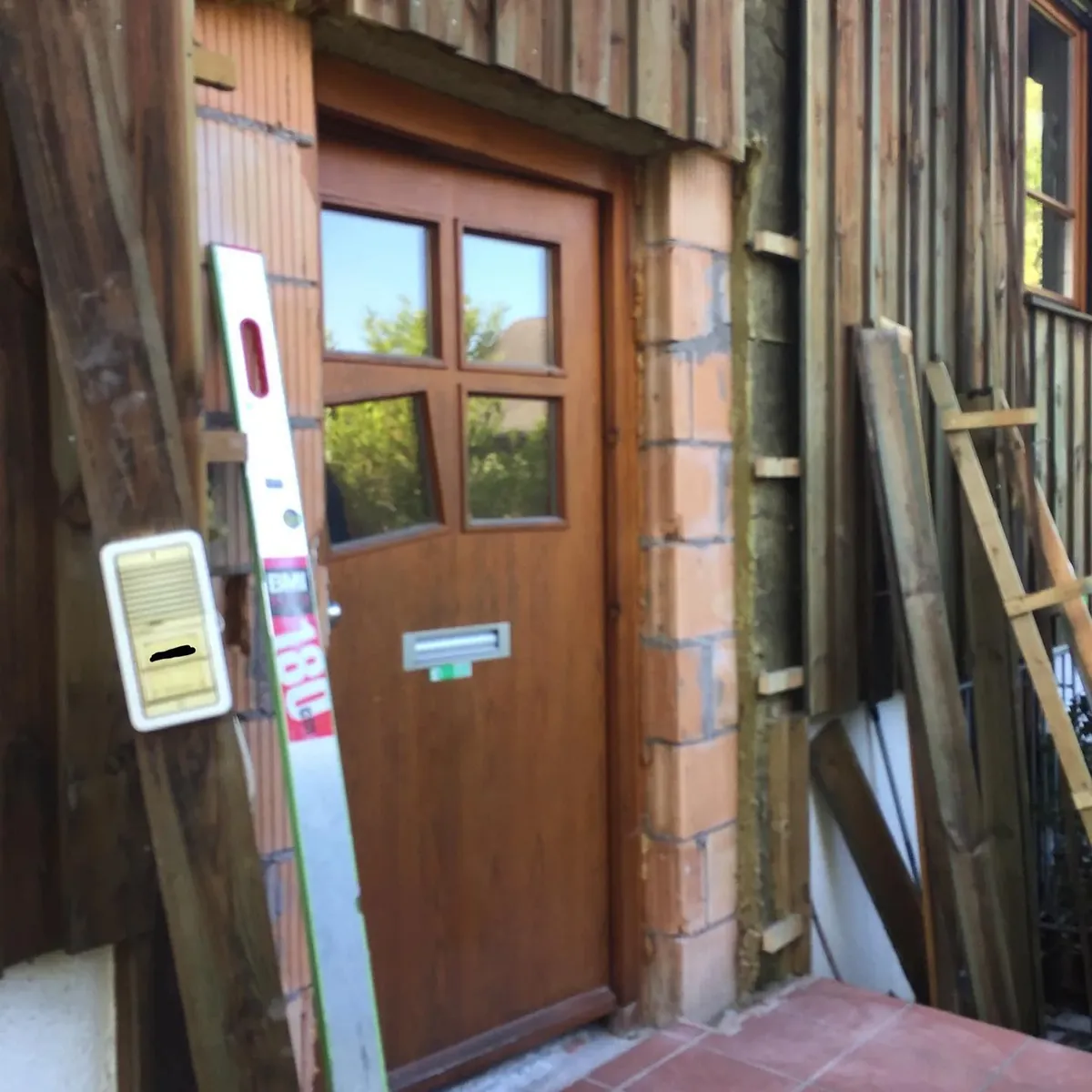Seebronn: Holzfassade, neue Tür mit Seitenteil – vorher