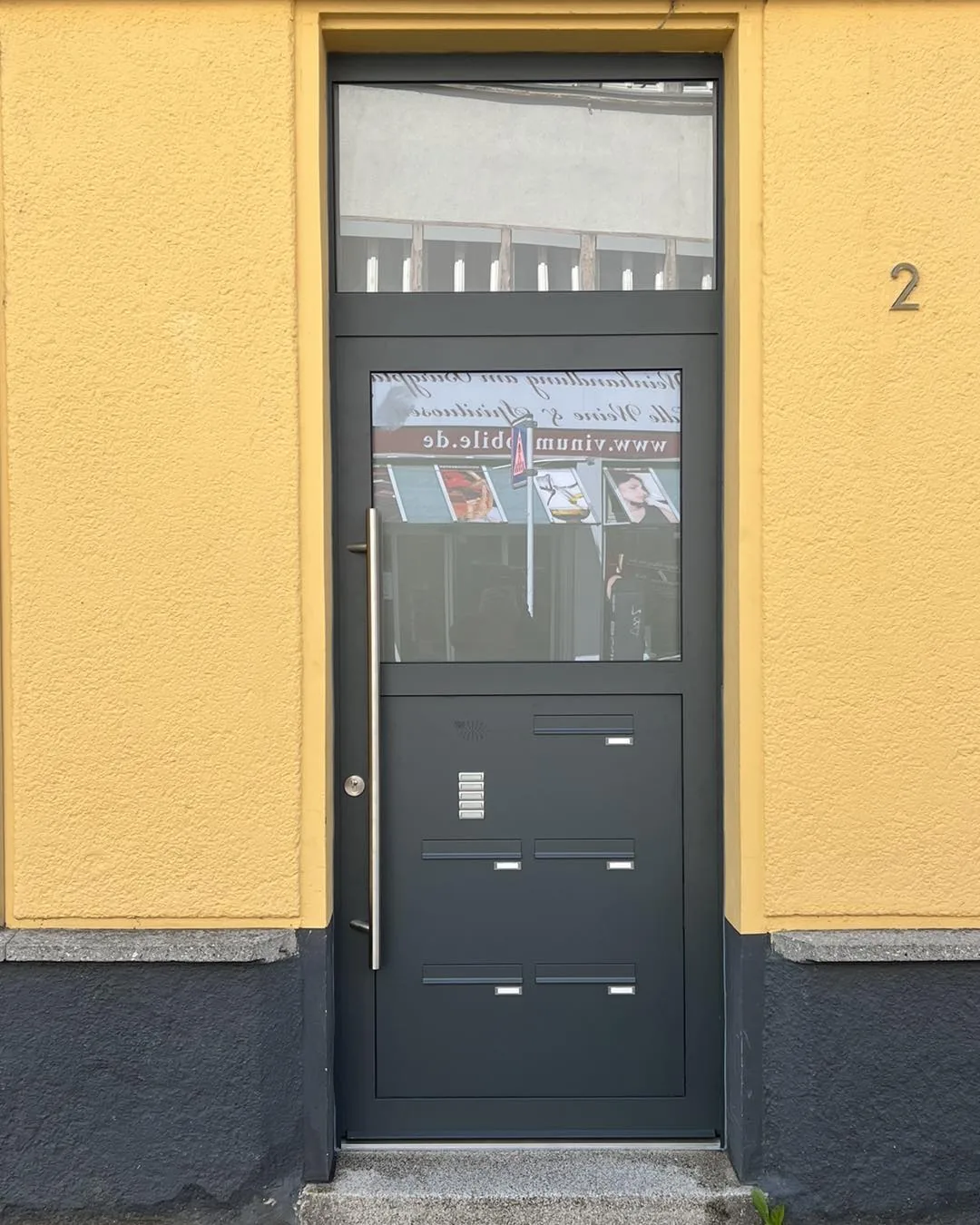 Geschäftshaus an der Straße – nachher, eingebaut von Haustüren Stemmler