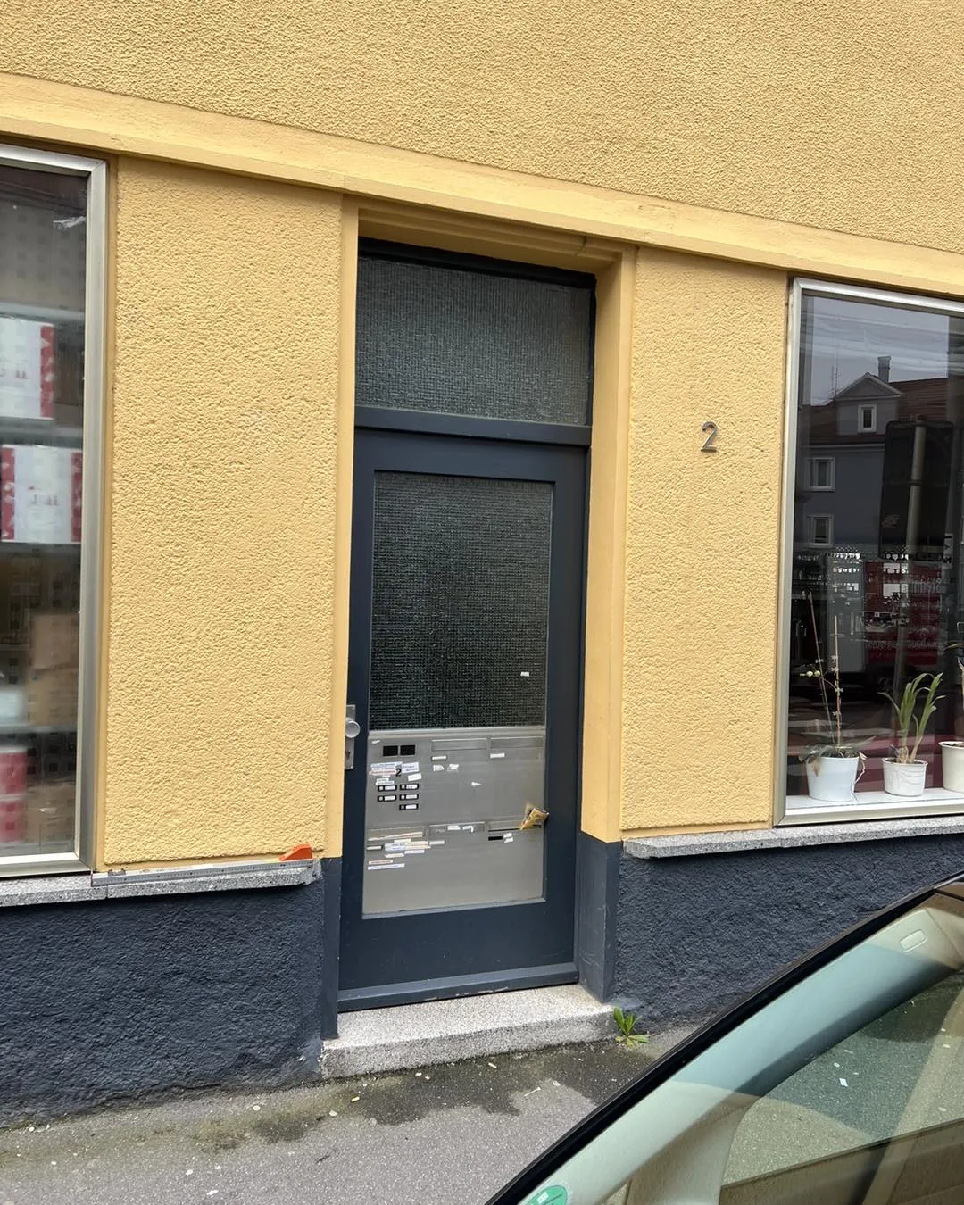 Geschäftshaus an der Straße – vorher